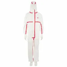 Traje 3M 4565 desechable, protección biológica. Diseño blanco con detalles rojos.